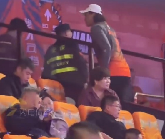 来看CBA！王大雷身穿高诗岩球衣现身高速大球馆